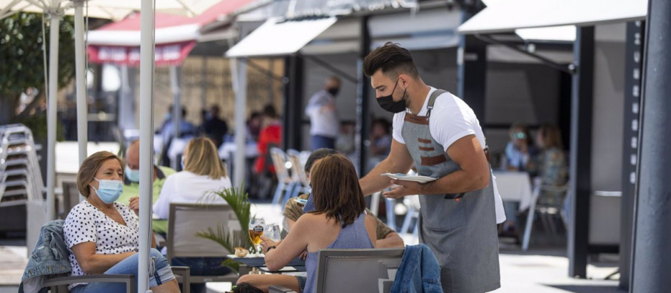 Dos de cada diez españoles reducen sus gastos de verano